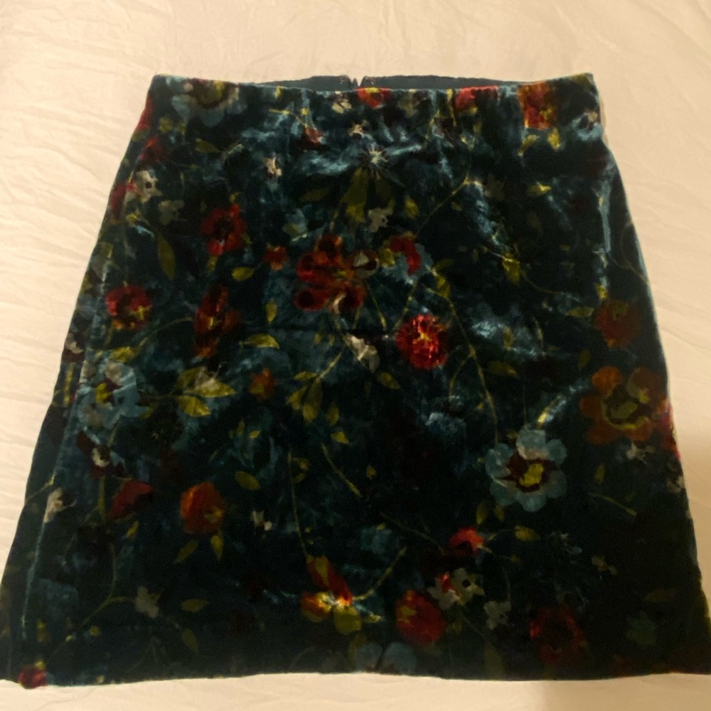 LOFT - velvet green floral mini skirt